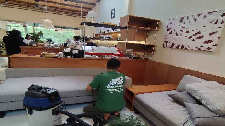 Dịch vụ vệ sinh ghế sofa Hà Nội chỉ từ 300k