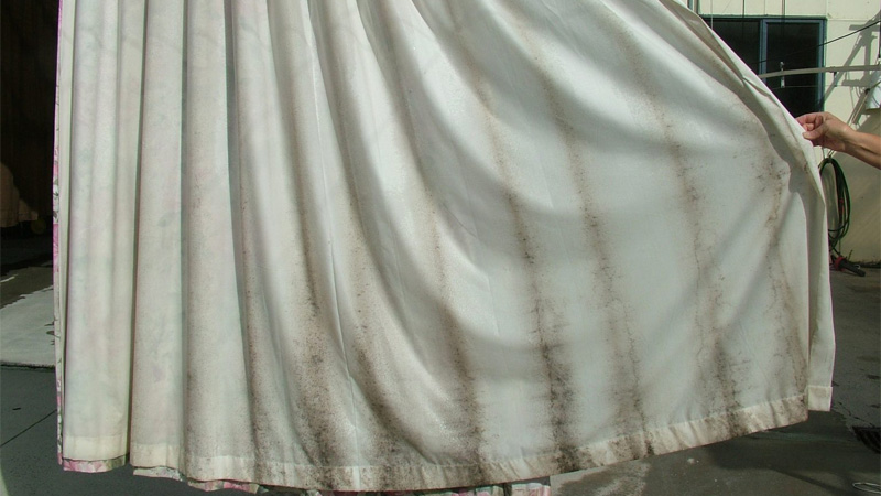 Cách giặt màn rèm mà không cần phải tháo xuống