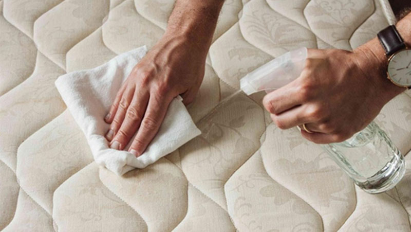 Mách bạn mẹo làm sạch đệm không cần giặt