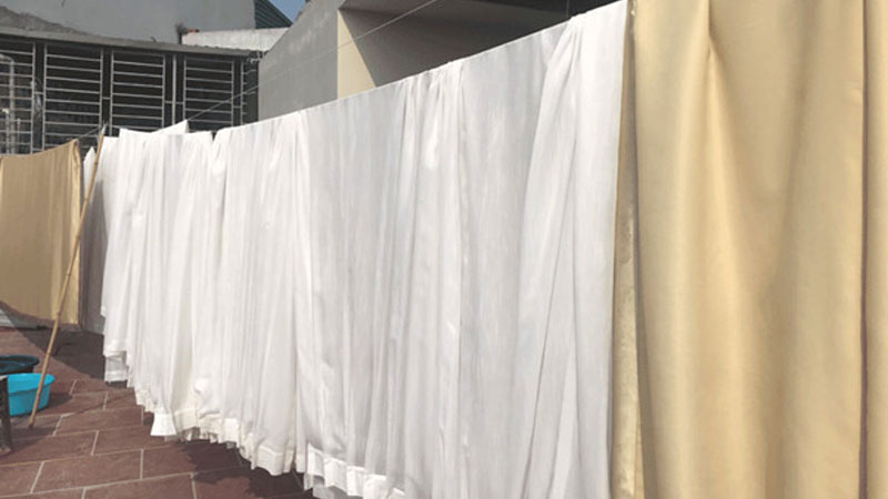Mẹo hay giúp tẩy mốc trên rèm cửa tại nhà đơn giản