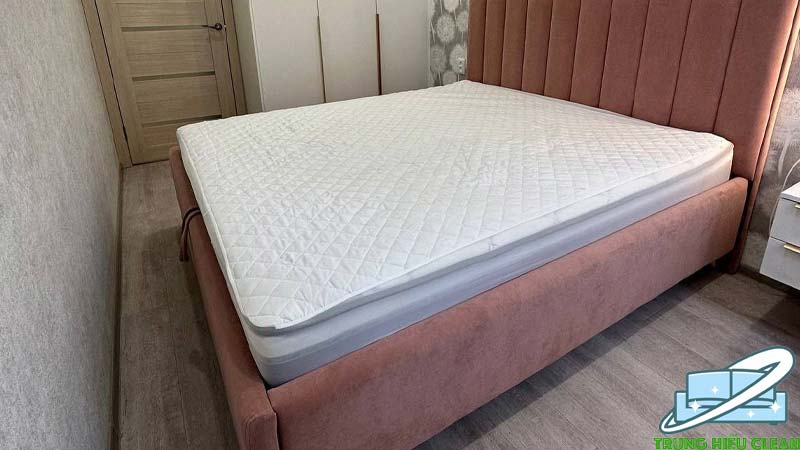 Vệ sinh anh quân chuyên làm sạch đệm tại nhả