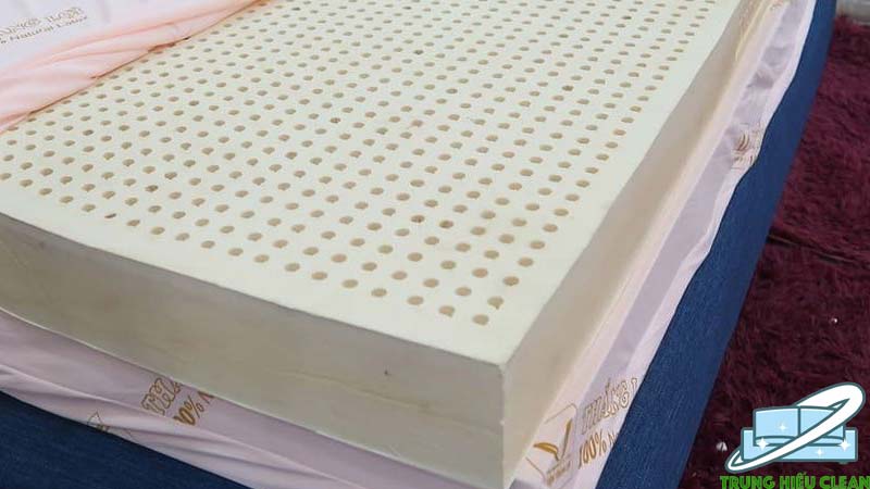 Làm sạch đệm kym dan ( cao su thiên nhiên)