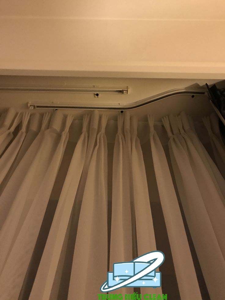 Thợ giặt rèm cửa tại nhà Trung Hiếu