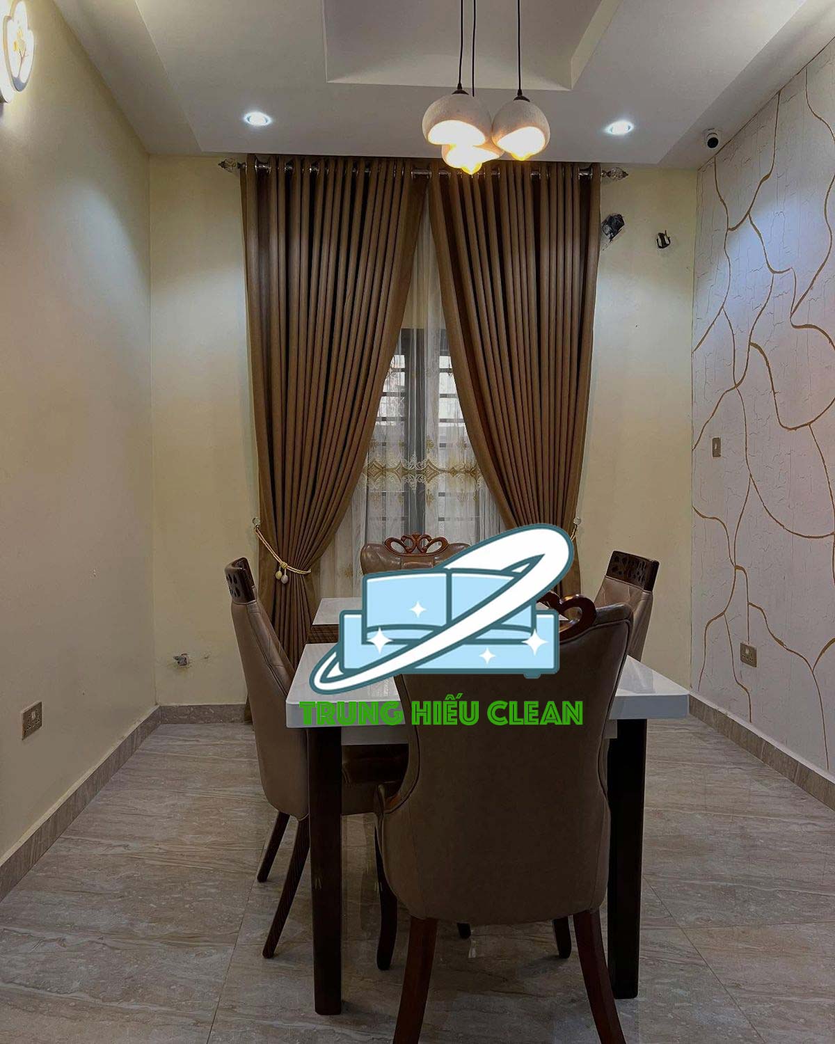 Thợ giặt rèm cửa tại nhà Tây Hồ