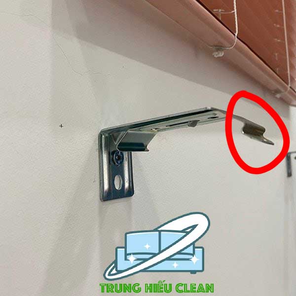 Dùng tua vít cạnh ngang bậy nhẹ khu vực khoanh tròn