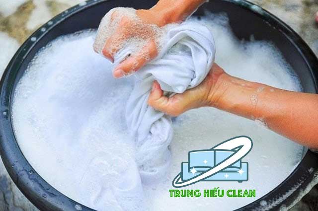 Ngâm rèm cao su trước khi giặt