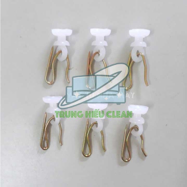 Tháo khoen rèm tráng cao su non trước khi giặt