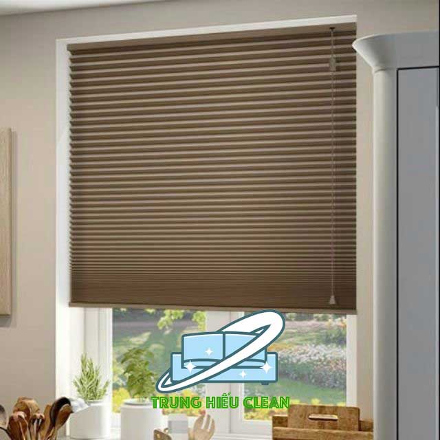 Cách tháo rèm cửa gỗ đơn giản