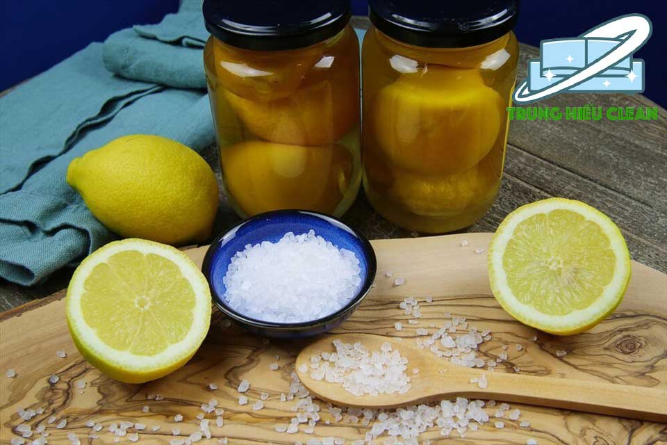 Dùng chanh tươi với muối