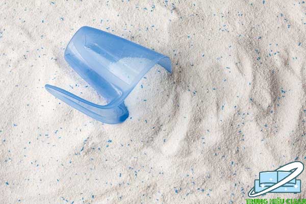Sử dụng bột giặt pha loãng sau đó lau
