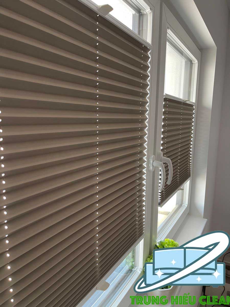 Cách tháo rèm cửa gỗ tại nhà