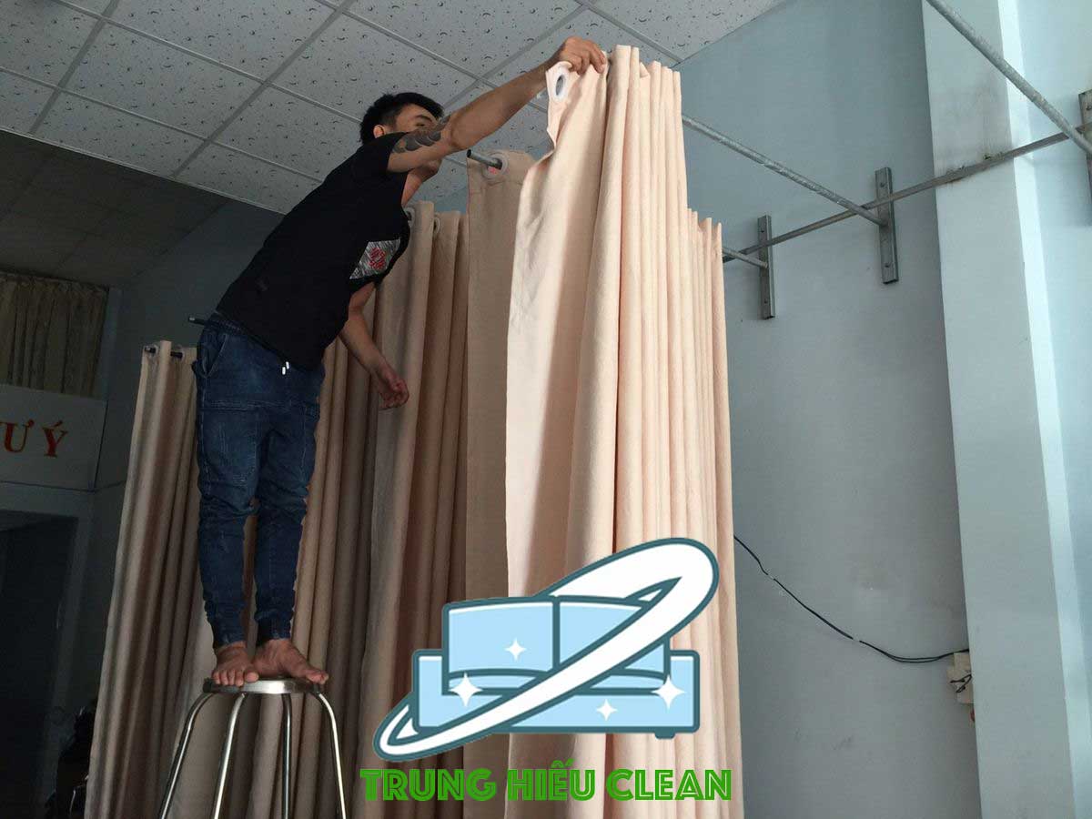 So sánh giặt rèm tại nhà và giặt tại xưởng